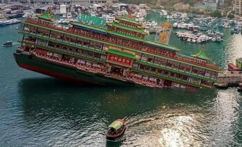 After 4 Decades of Operation, Hong Kong’s Floating Restaurant ‘Jumbo Kingdom’ Sinks at South China Sea
