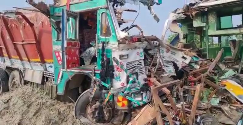 Barabanki: Bus and Truck Collide in Major Accident, 9 Dead and 27 Injured
