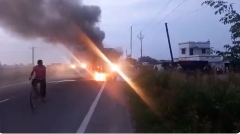 Bihar: Shocking Video of Man Burning Under Bus as Cops Flee the Scene Goes Viral | Watch Here