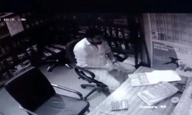 Video | Two MP Men Robbed 2 Lakh from Petrol Pump on Indore-Icchapur Highway