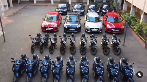 इस कंपनी के कर्मचारियों की हुई बल्ले-बल्ले! ज्वैलरी शॉप ओनर ने दिवाली गिफ्ट  में दी कार और बाइक | Zee Business Hindi