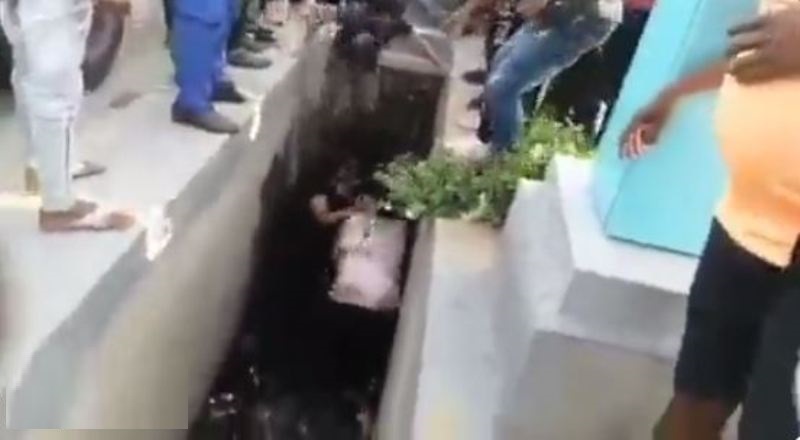 Crorepati to Roadpati: Video Shows Sisters-in-Law from Affluent Rajasthan Family Fell in Drain While Fighting