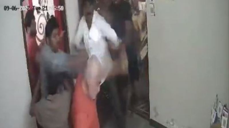 Maharashtra: Doctor-Son Duo Thrashed by Miscreants for Delay in Opening Clinic Door | Viral Video