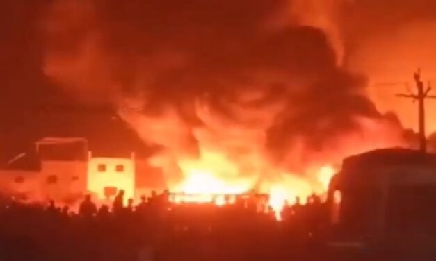 Gujarat: Massive Fire Broke Out at Car Showroom in Surat | Video