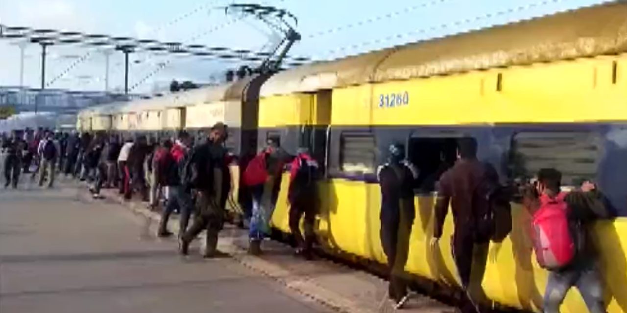 Power of Unity – Indian Passengers Push Engine Compartment Away to Avert Tragedy After Train Catches Fire