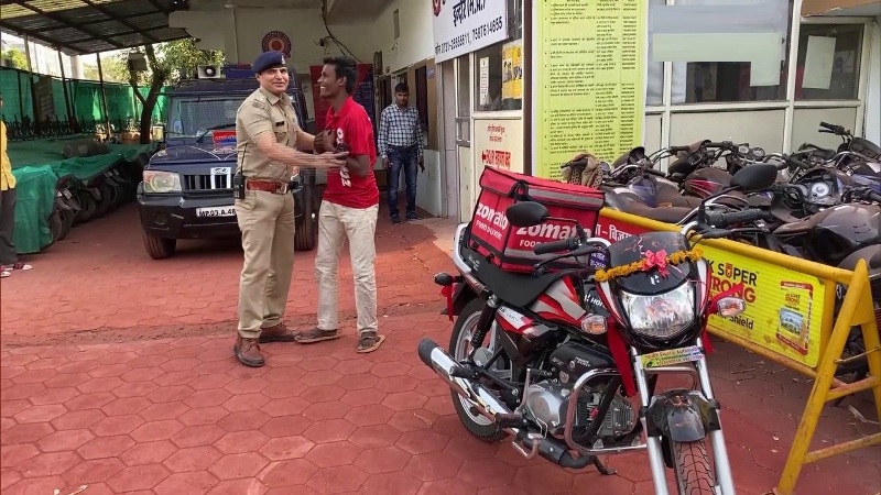 MP Police Buys Motorcycle for Food Delivery Agent After Seeing him Deliver Food on Bicycle