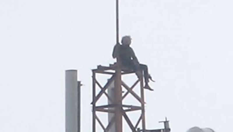 Maharashtra: Drunk Man Recreates Sholay, Climbs Mobile Phone Tower Demanding Patch-Up with Wife