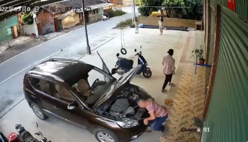 Man Gets Crushed Against Steel Gate by Automatic Car While Trying to Repair It | Viral Video
