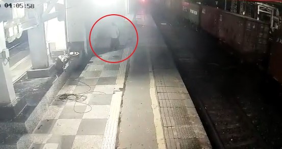 Video: Mumbai Man Kills Wife by Pushing her in Front of Moving Train, Flees with Children