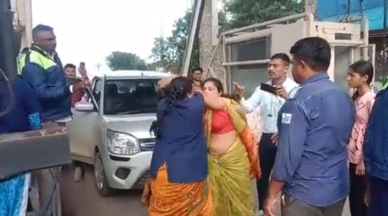 Nashik: Booth Staffer & Wife of CRPF Jawan Thrash Each Other at Toll Plaza Over Toll Fee | Video