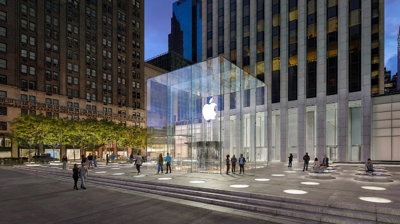 New York Man Buys 300 iPhones Worth Over Rs 77 Lakhs, Gets Beaten and Robbed Outside Apple Store