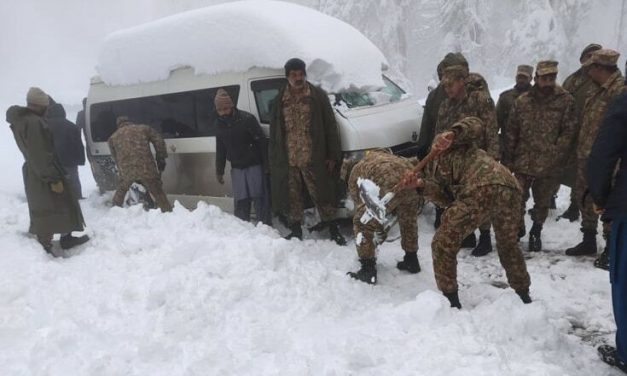 Pakistan: 22 People, Including 9 Children Freeze to Death, Thousands of Cars Stranded After Heavy Snowfall