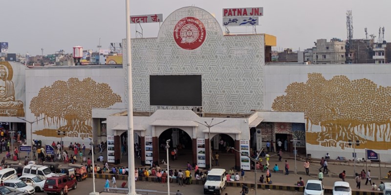 “Yatri Dhyaan NAA De” – Patna Railway Station Plays Adult Content on TV Screens for Over 3 Minutes