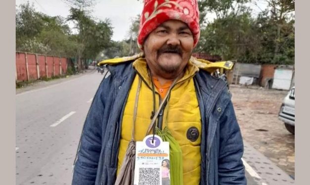 Meet Raju Patel, the 21st Century Digital Beggar Who Carries QR Code Around Neck to Accept Alms