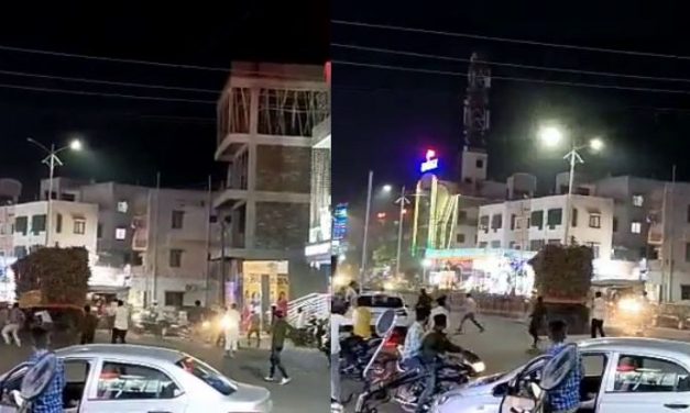 Video of Streetlight Turning on After Sugarcane Laden Trolly Smashes into Electric Pole Go Viral