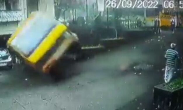 Thane: Narrow Escape for 12 Students as School Bus Overturns in Ambernath | Video