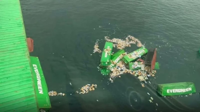 The Truth Behind Viral Claims: No, 500,000 iPhone 17s Didn’t Sink Off Peru