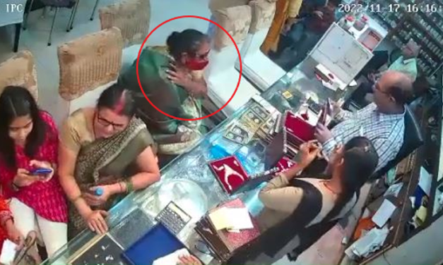 UP Woman Steals Gold Necklace Worth Rs 10 Lakhs at Busy Jewellery Store | Watch Here