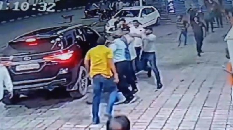 Uttar Pradesh Petrol Pump Owner Escapes Kidnapping Attempt Thanks to Vigilant Staff | Video