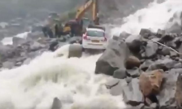 Uttarakhand Rain: Watch How BRO Crane Rescues Car Stuck at Badrinath Highway Amid Flood