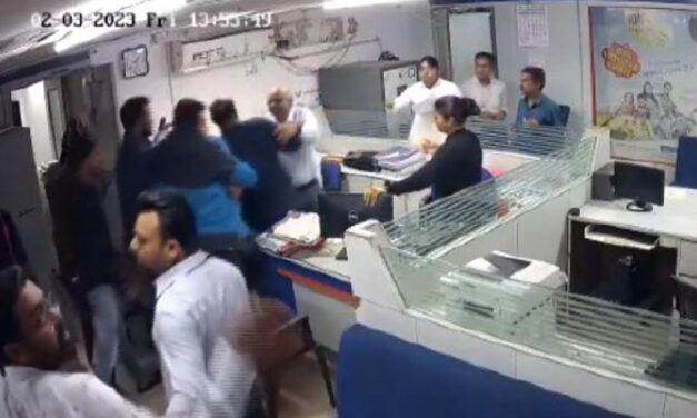 Video | Bank of India Employee Thrashed by Customer