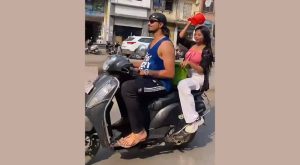Viral Video of Couple Bathing While Riding Scooter in Mumbai