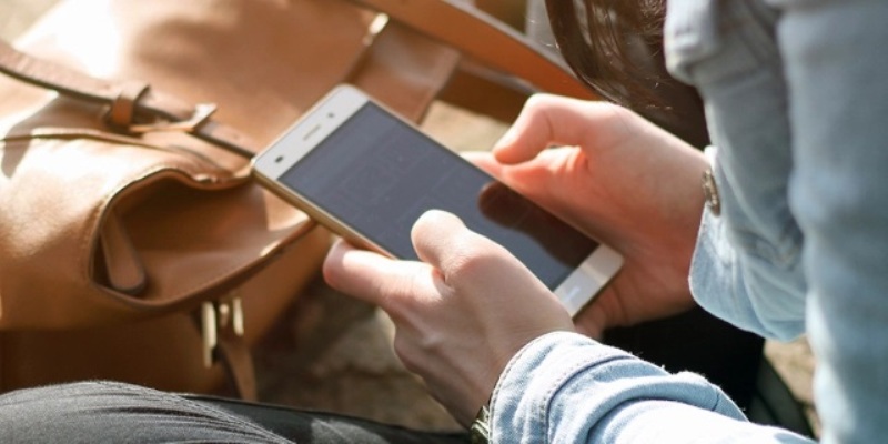West Bengal: Minor Girl Tries to Sell Blood to Buy Smartphone, Timely Intervention Saves the Day