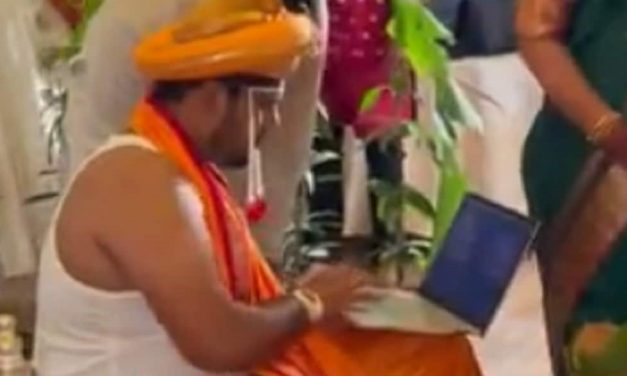 Work from Mandap: Desi Groom Brings Laptop to Own Wedding, Bride Has Priceless Reaction